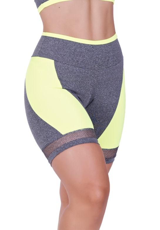 Bermuda fitness com detalhes em tela e neon verde com mescla